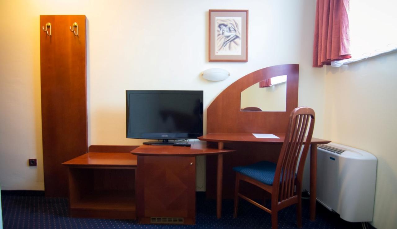 Hotel Ana Gospić エクステリア 写真