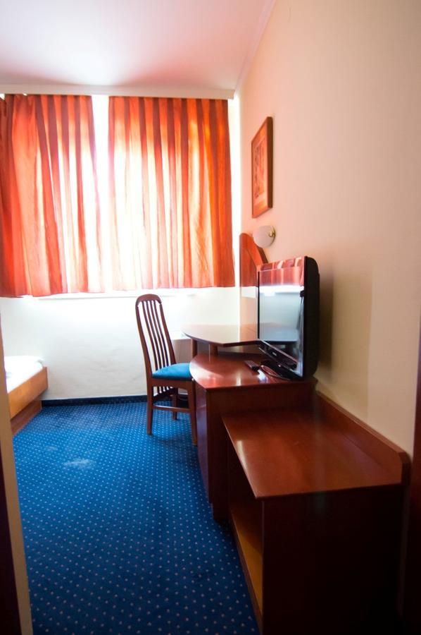 Hotel Ana Gospić エクステリア 写真