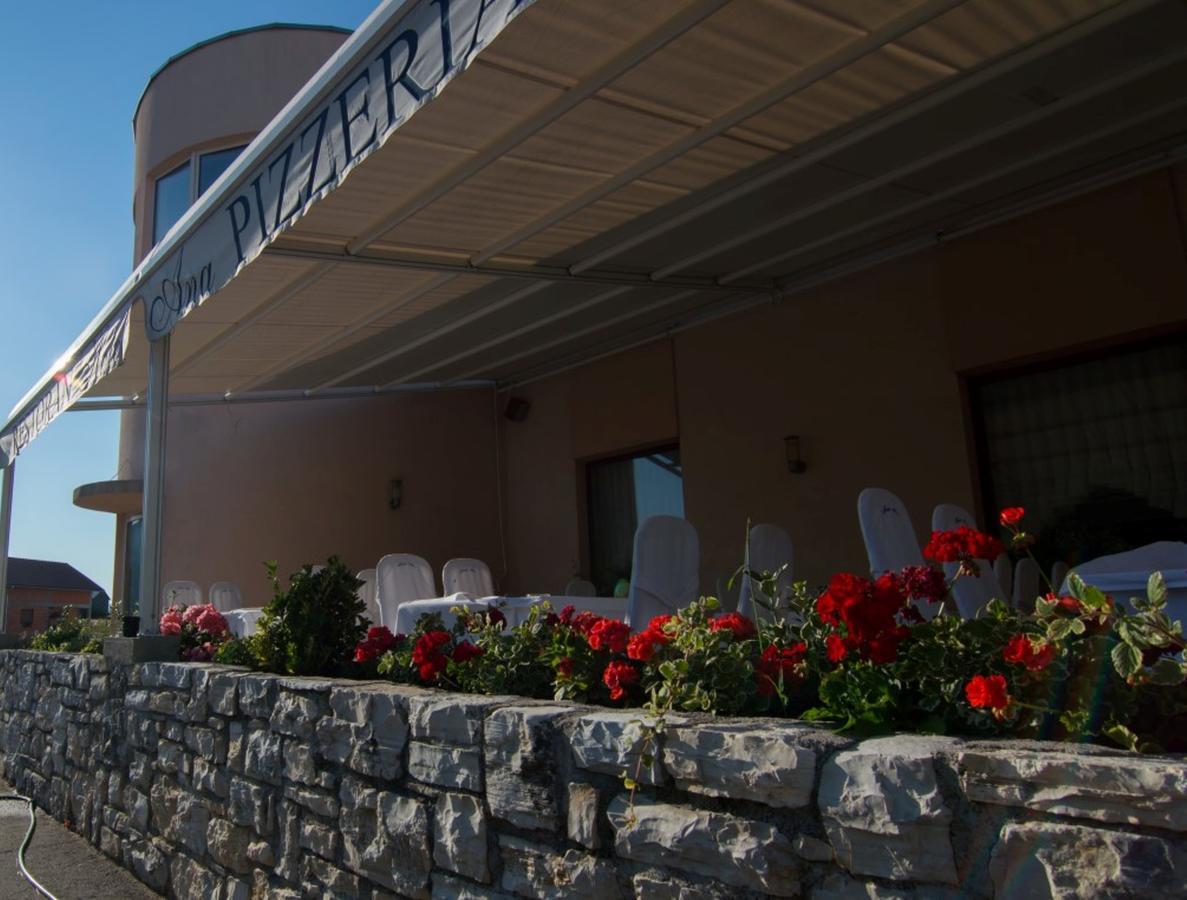 Hotel Ana Gospić エクステリア 写真