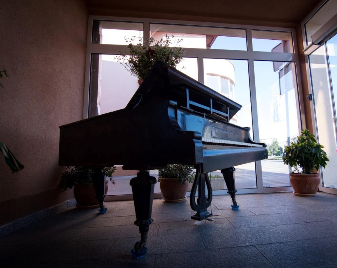 Hotel Ana Gospić エクステリア 写真