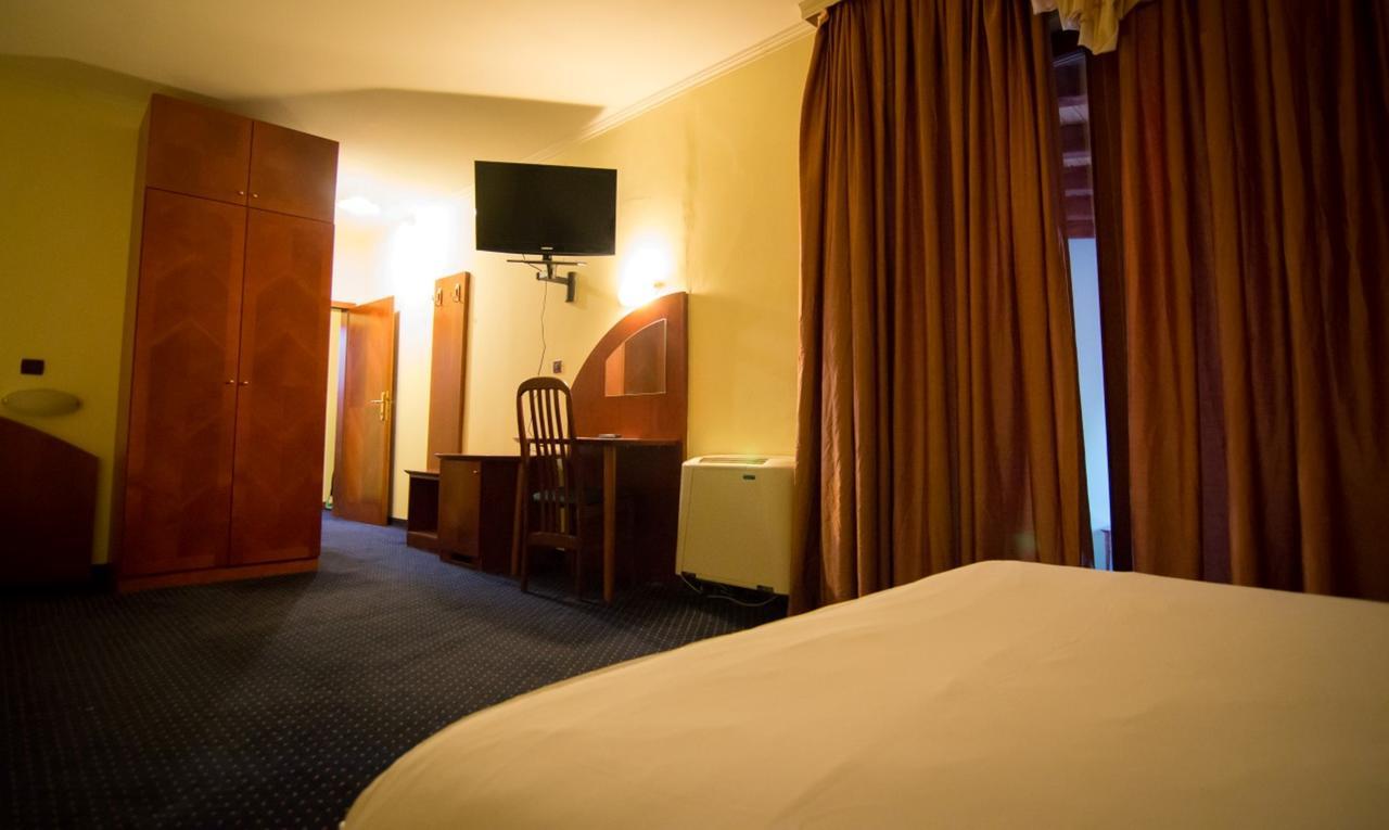 Hotel Ana Gospić エクステリア 写真
