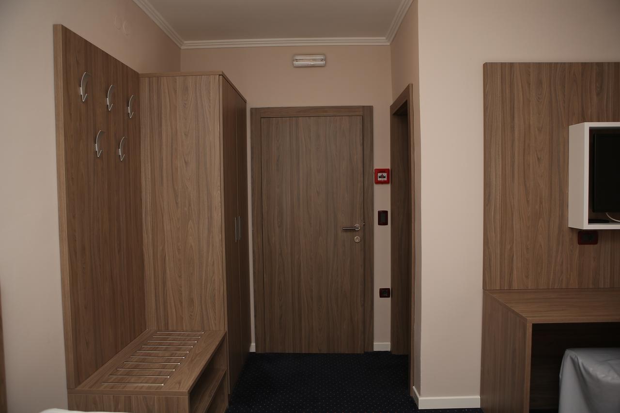 Hotel Ana Gospić エクステリア 写真