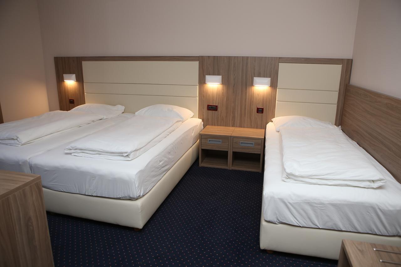 Hotel Ana Gospić エクステリア 写真