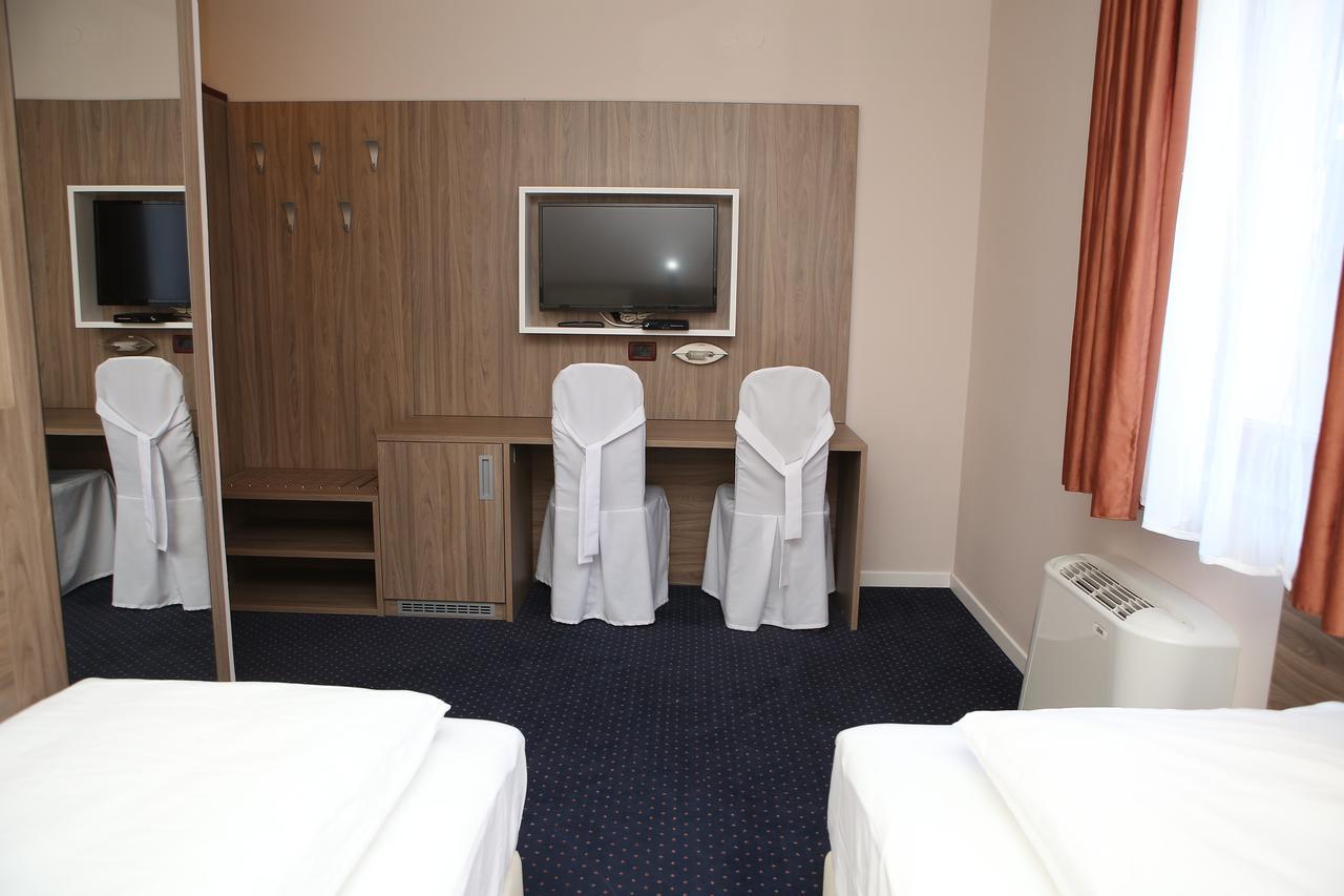 Hotel Ana Gospić エクステリア 写真