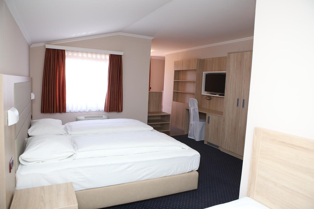 Hotel Ana Gospić エクステリア 写真