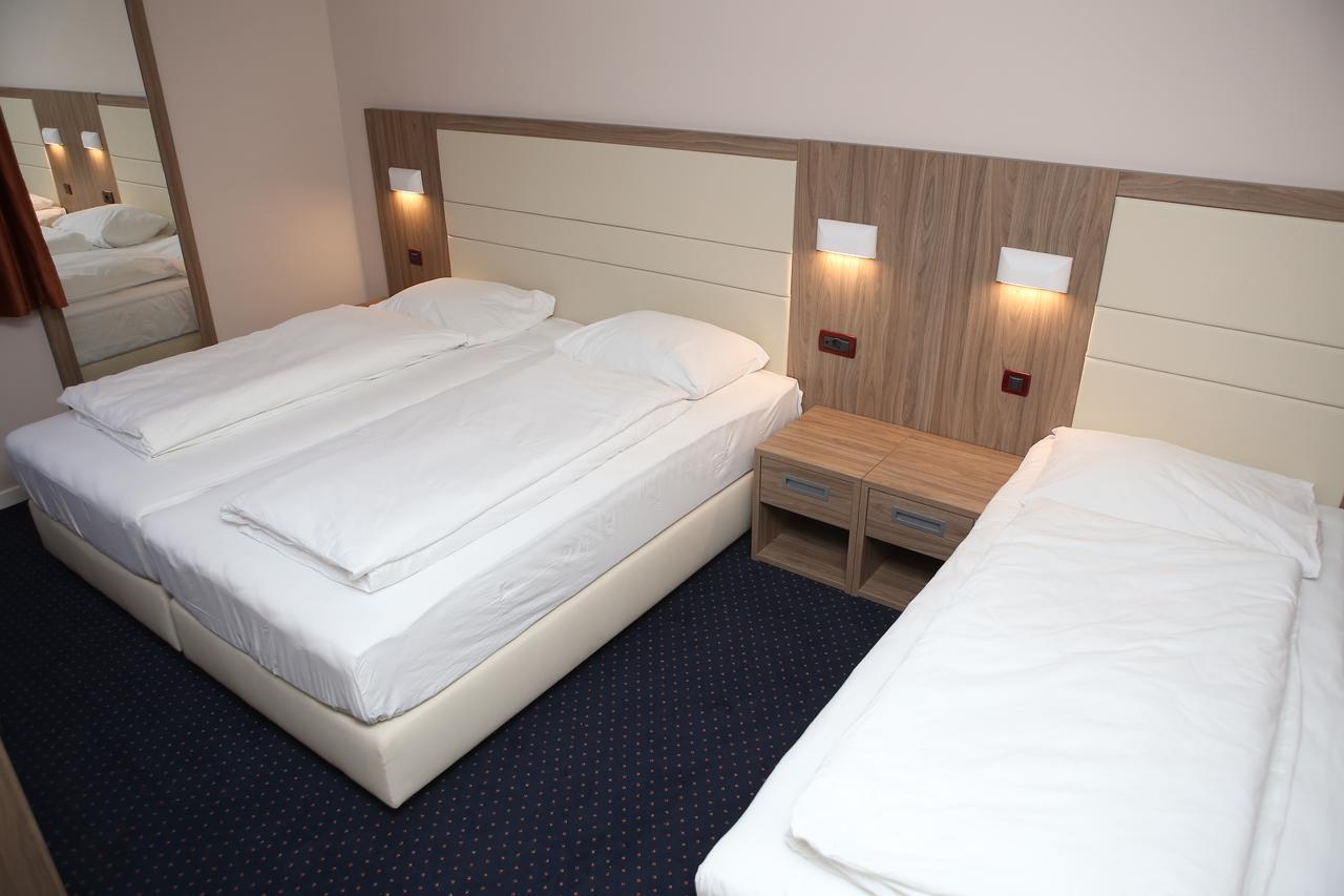 Hotel Ana Gospić エクステリア 写真