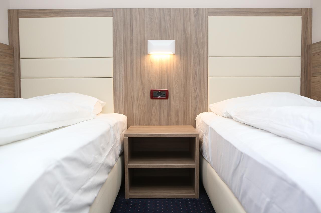 Hotel Ana Gospić エクステリア 写真