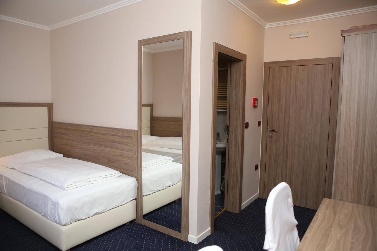 Hotel Ana Gospić エクステリア 写真