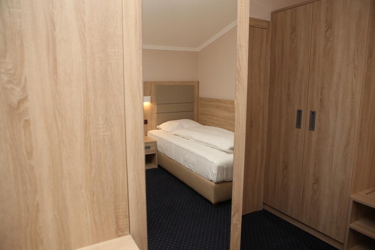 Hotel Ana Gospić エクステリア 写真