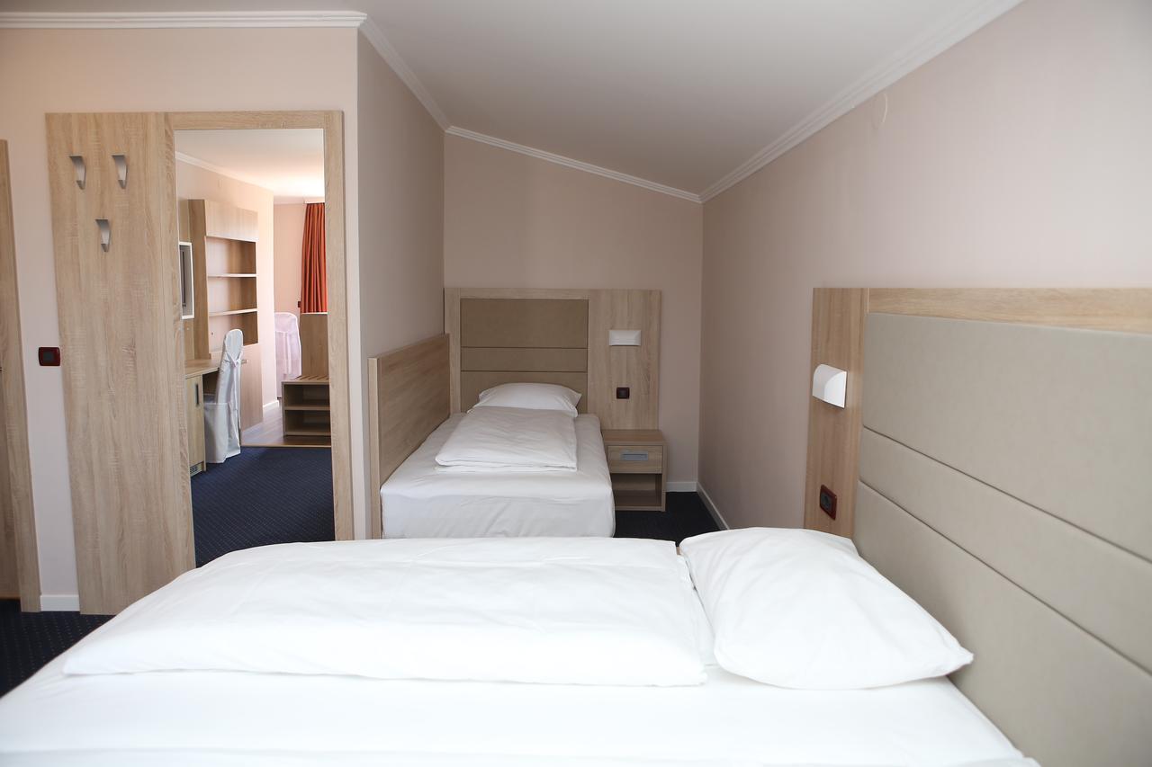 Hotel Ana Gospić エクステリア 写真