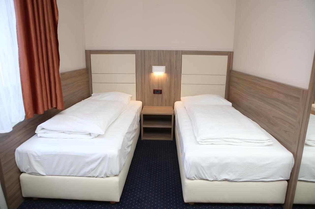 Hotel Ana Gospić エクステリア 写真