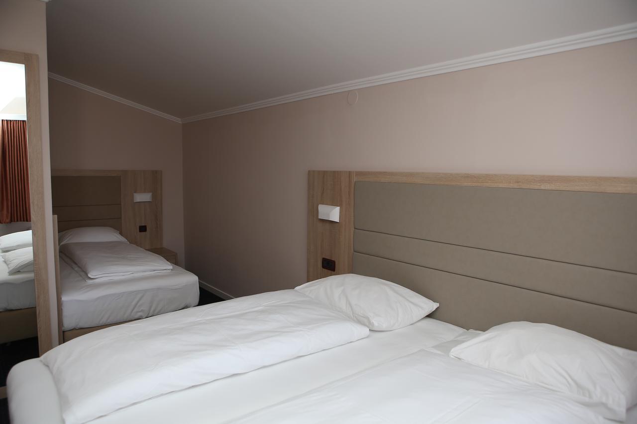 Hotel Ana Gospić エクステリア 写真